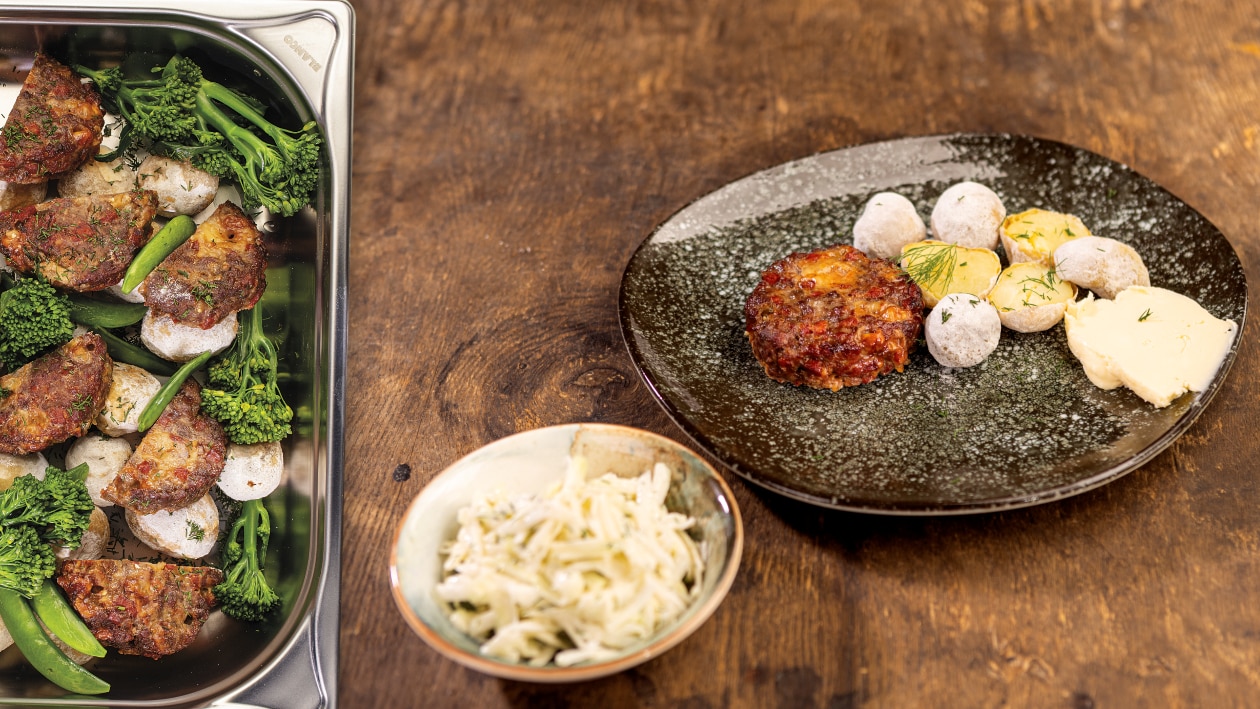 Stek Hache z chorizo i cheddarem/ ziemniaki w soli / surówka z kalarepy i jabłka